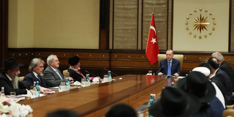 Erdoğan asks rabbis for help in improving relations with Israel