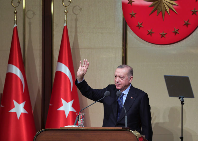 Ο Ερντογάν θέλει οι Τούρκοι, οι Μουσουλμάνοι στην Ευρώπη να κινητοποιηθούν για τον σκοπό του Αλλάχ, να συσπειρωθούν πίσω από ένα έθνος, μια σημαία, ένα κράτος.