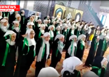 Children express devotion to the Iranian regime in an İstanbul mosque, giving a military salute to Khomeini