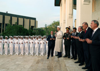 Erdoğan accelerates the Islamization of the army before elections