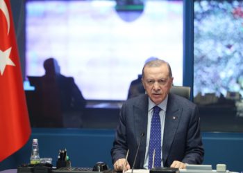 Failure to deliver aid and send rescue teams to quake disaster area is turning into anger against Erdoğan