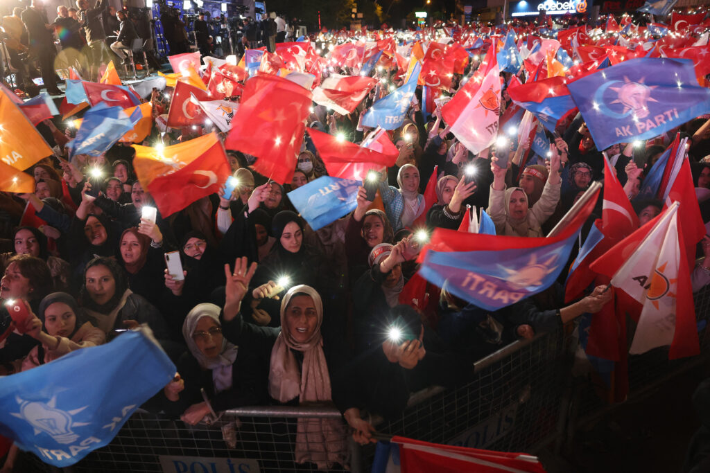Türkiye Seçim Kurulu, hile iddiaları nedeniyle resmi seçim sonuçlarını açıklamayı reddetti
